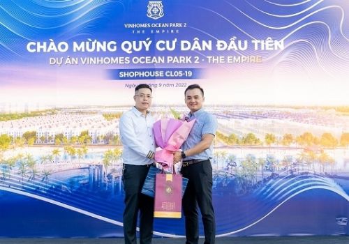 Vinhomes Ocean Park 2 - The Empire bàn giao căn shophouse đầu tiên tới tay khách hàng