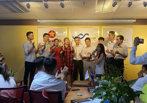 Rộn ràng mừng tiệc sinh nhật nhân viên tháng 8 