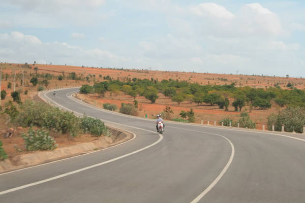 Cung đường vắt ngang sa mạc cát mênh mông